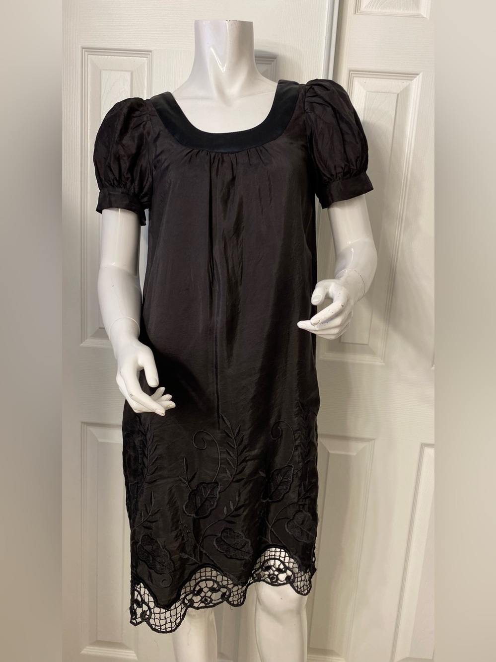 ‼️Silk Voom by Joy Han Black Puff-Sleeve Embroidered Midi Dress